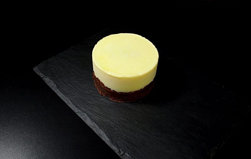 rownie cake with dark and white chocolate cream