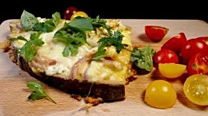 Pâine prăjită cu ou, brânză, cașcaval, ceapă și usturoi – preparată în 5 minute