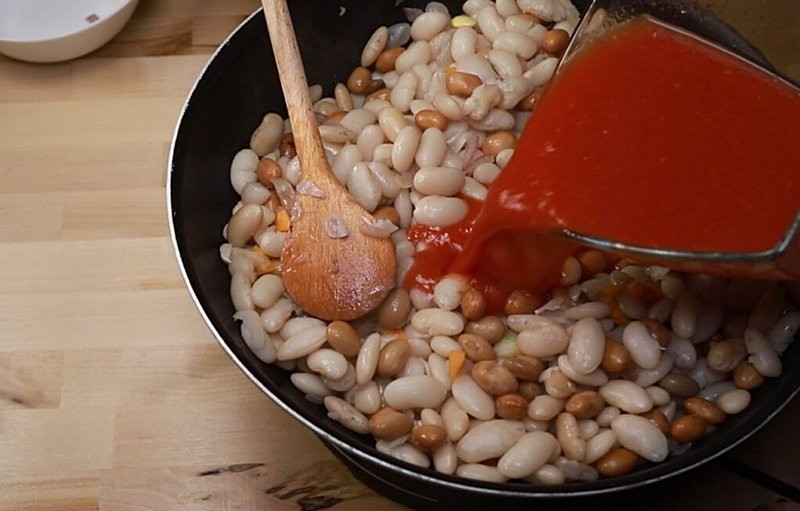 beans-fry-onions-with-carrots-add-beans-tomato-juice