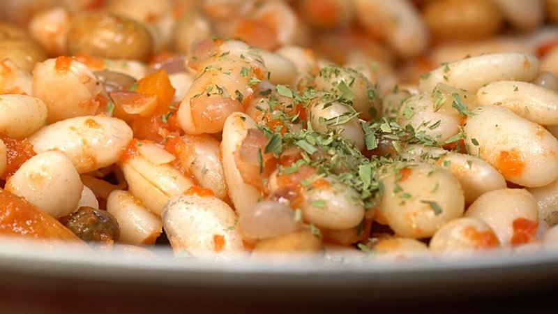 beans-fry-onions-with-carrots-add-beans-tomato-juice-leafs